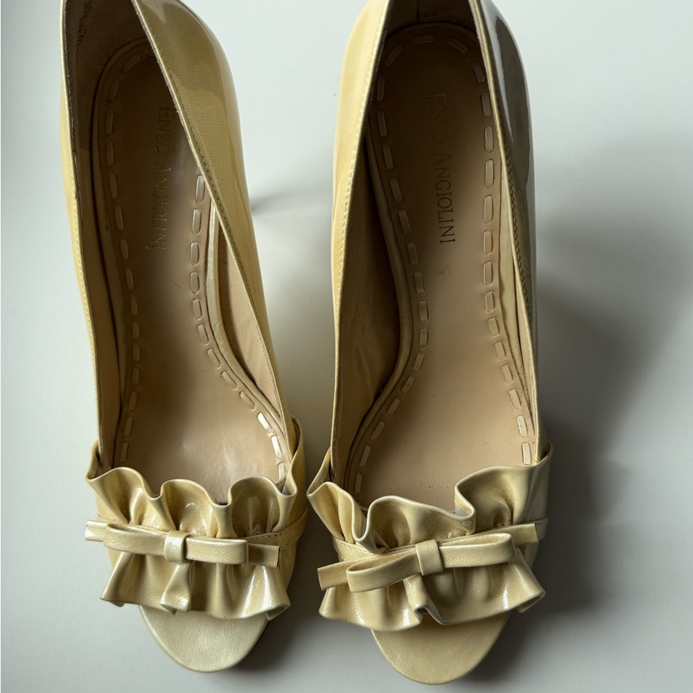 Bandolino Women's Cream Peep Toe Heels